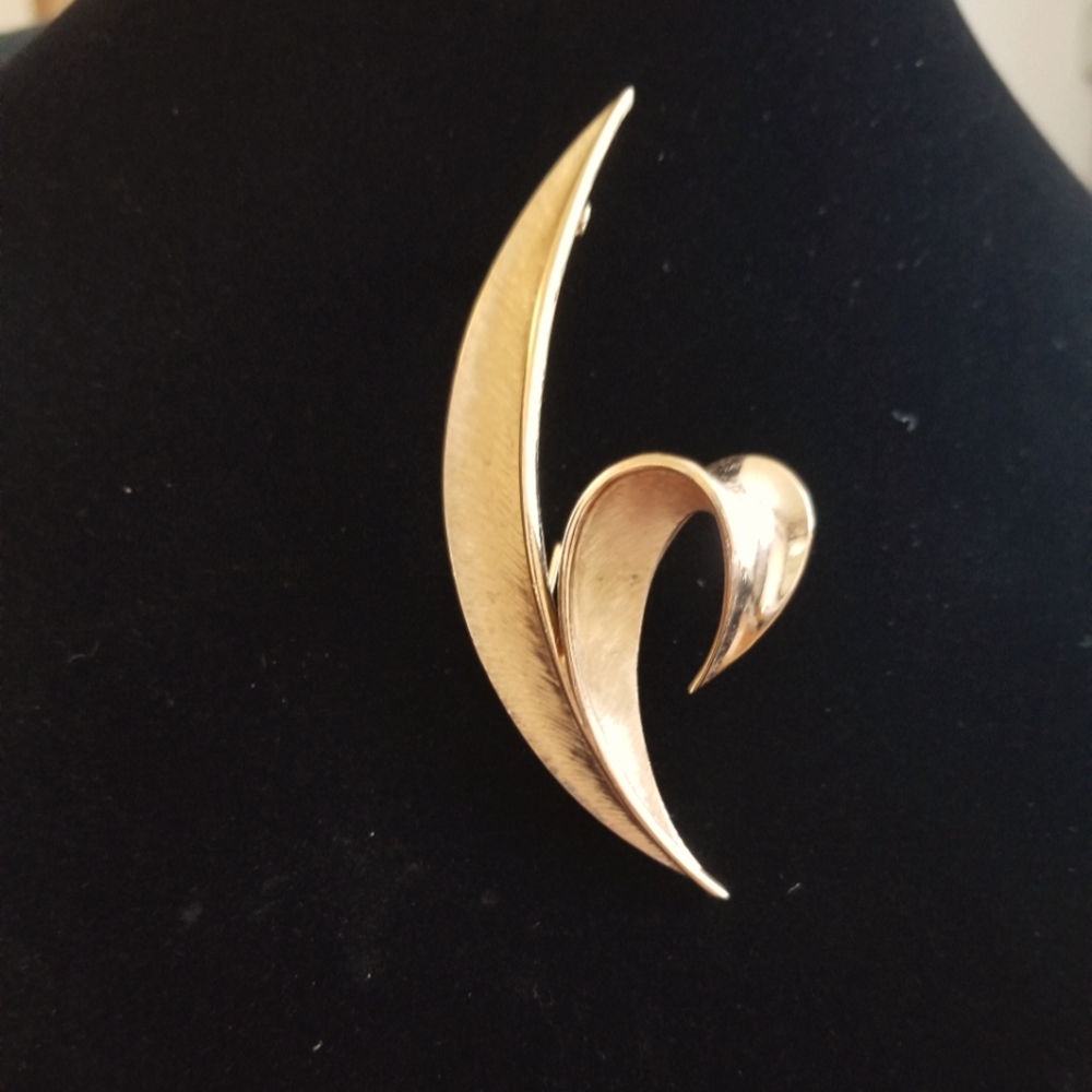 Crown Trifari signed Leaf brooch
